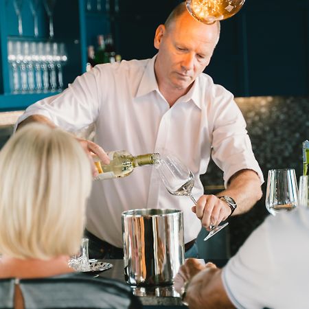 Citygate Kamala Resort And Residence - Official Account Buitenkant foto A sommelier serving wine